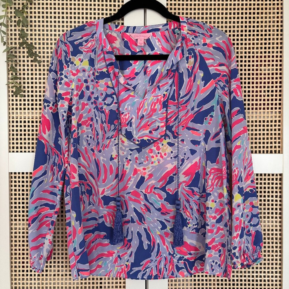 XS Lilly Pulitzer Saria Silk Tasseled Top In The Print Shrimply Chic